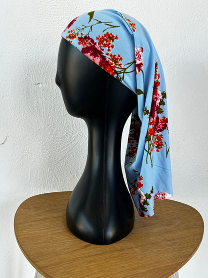 Flores Rojas/Azul Cielo